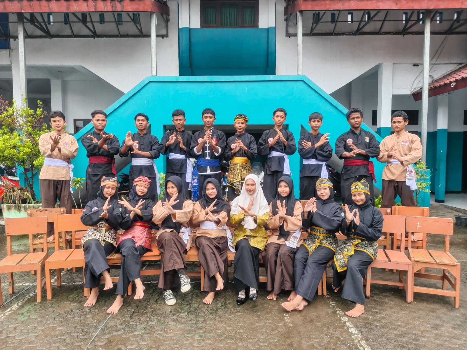 Ekskul Pencak Silat SMA Paradigma Warnai Pemotretan Album Kelas 12